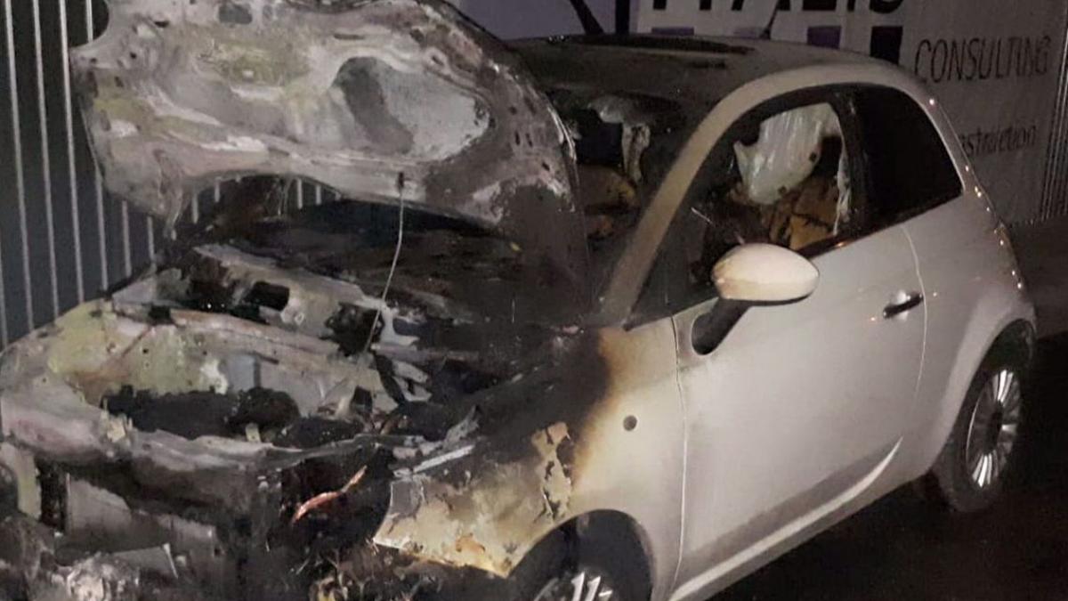 politia capitalei in alerta mai multe masini au fost incendiate piromanul este de negasit