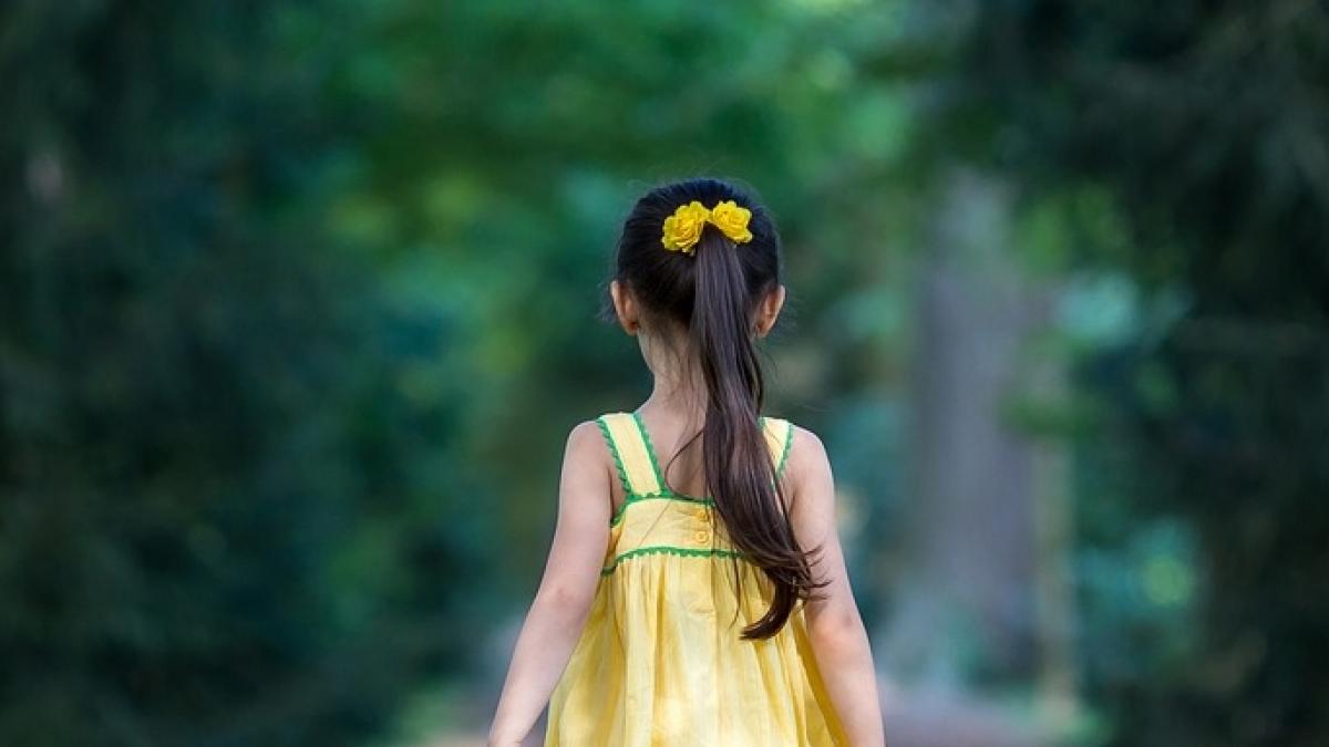 motivul dramatic pentru care o fetita de cinci ani isi duce tatal la munca in fiecare zi video