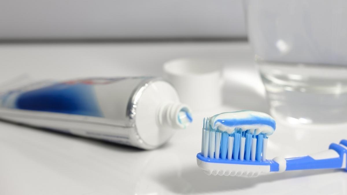 o mama i a dat o lectie importanta fetitei ei folosind o farfurie si un tub de pasta de dinti