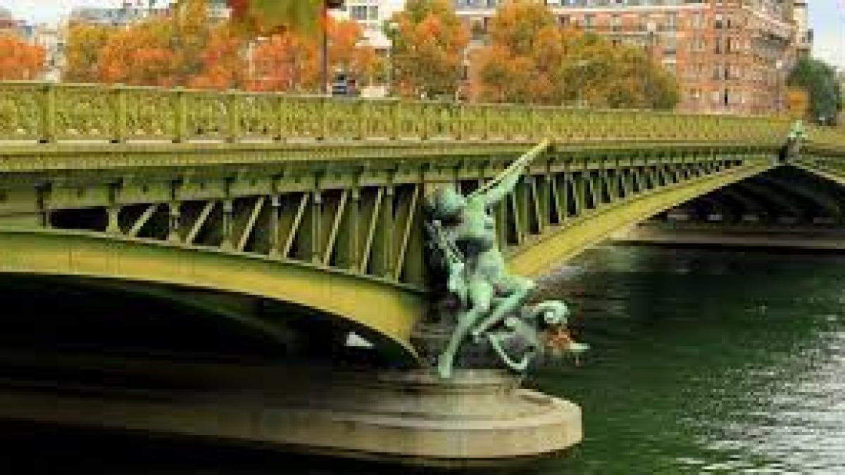 podul blestemat din paris pe care se sinucid scriitorii romani