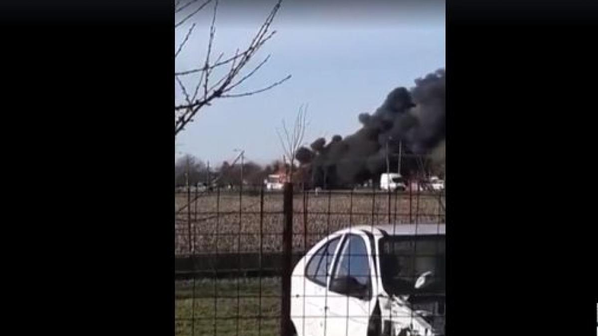 un autobuz plin cu pasageri a fost curprins de flacari in satu mare pasagerii au fost evacuati video
