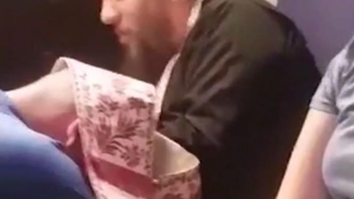 un barbat a fost spovedit in tren in saptamana mare imaginile au fost filmate de un calator video