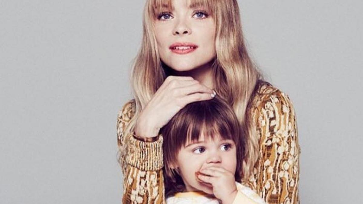 fiul de patru ani al unei actrite celebre lovit de cioburi de sticla intr un atac asupra masinii in