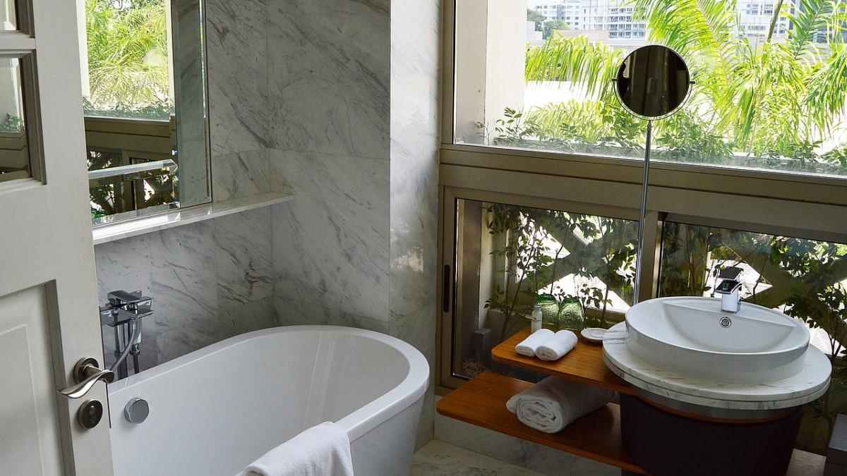 a ajuns acasa si a vrut sa se relaxeze intr o baie fierbinte cand a dat la o parte perdeaua de la