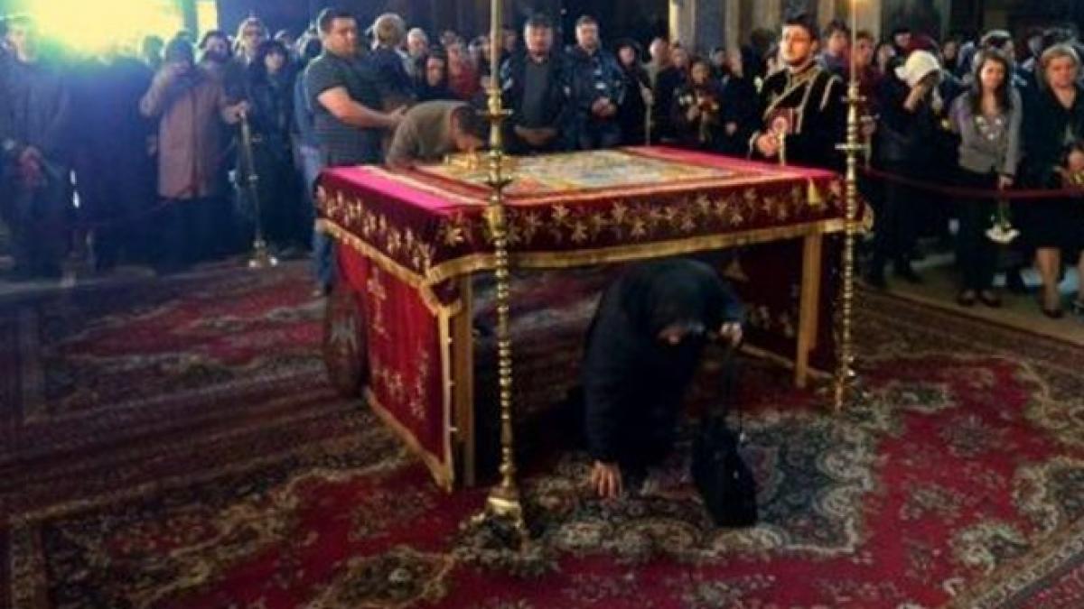 de ce se trece pe sub masa in vinerea mare sigur nu stiai asta