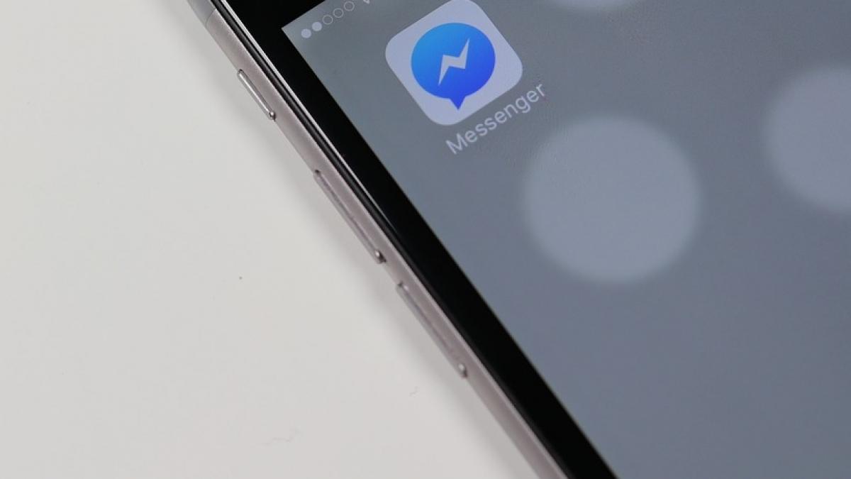 facebook recunoaste ca a sters mesaje trimise pe messenger de mark zuckerberg