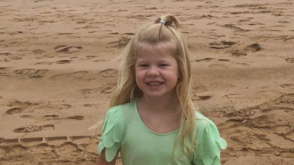 fetita de cinci ani si a facut tema pentru acasa cand a citit o mama sa a intrat in pamant de