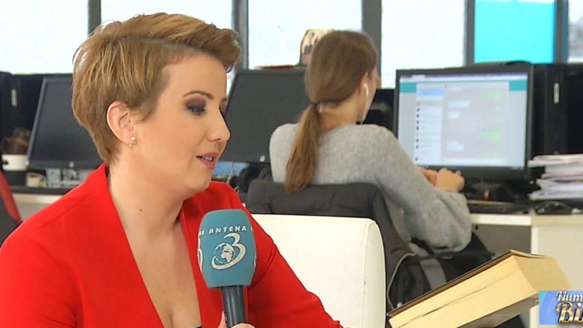 sabina iosub cu cartile pe masa care au fost lecturile care au marcat o