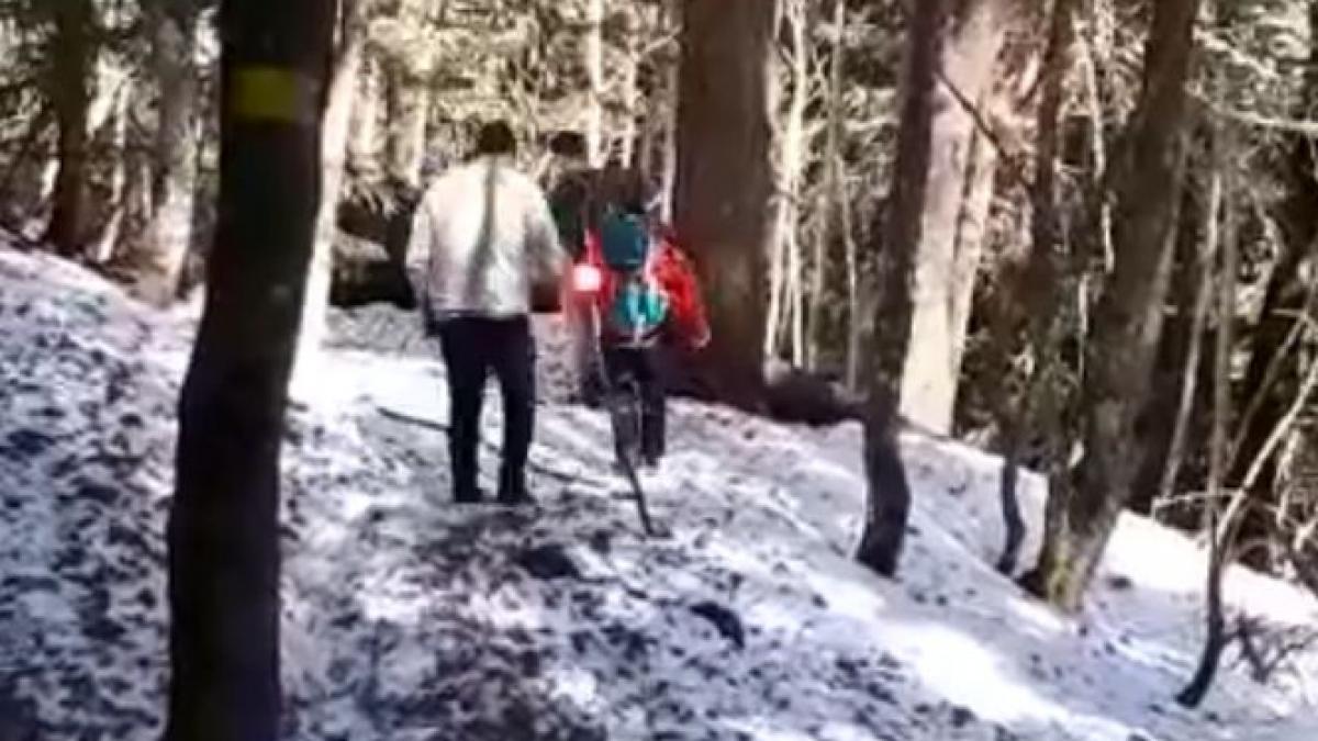 doi turisti straini s au ratacit in drum spre varful omu ce a urmat