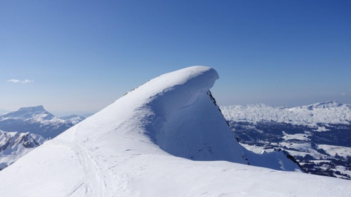trei turisti dati disparuti in muntii fagaras salvamontistii au plecat cu elicopterul in cautarea