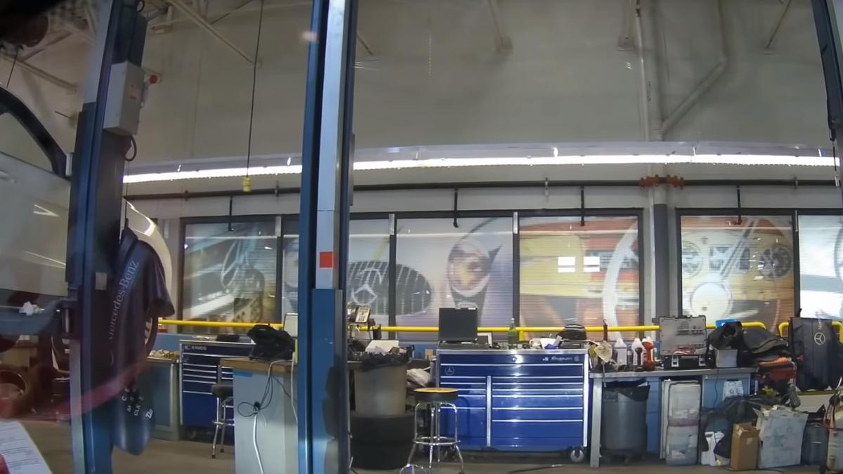 si a dus masina la service si a uitat camera de filmat pornita ce a descoperit video