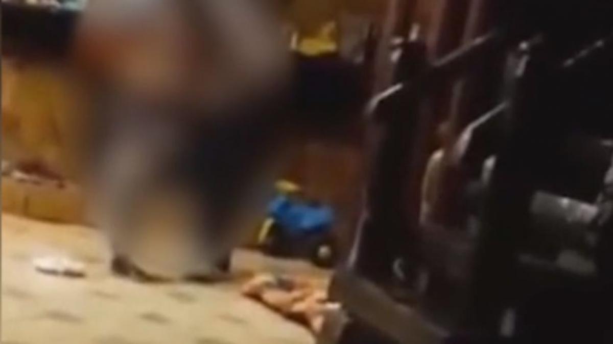 a plecat cu fiul sau si bona in vacanta la un moment dat bona a surprins o pe mama baiatului cum il