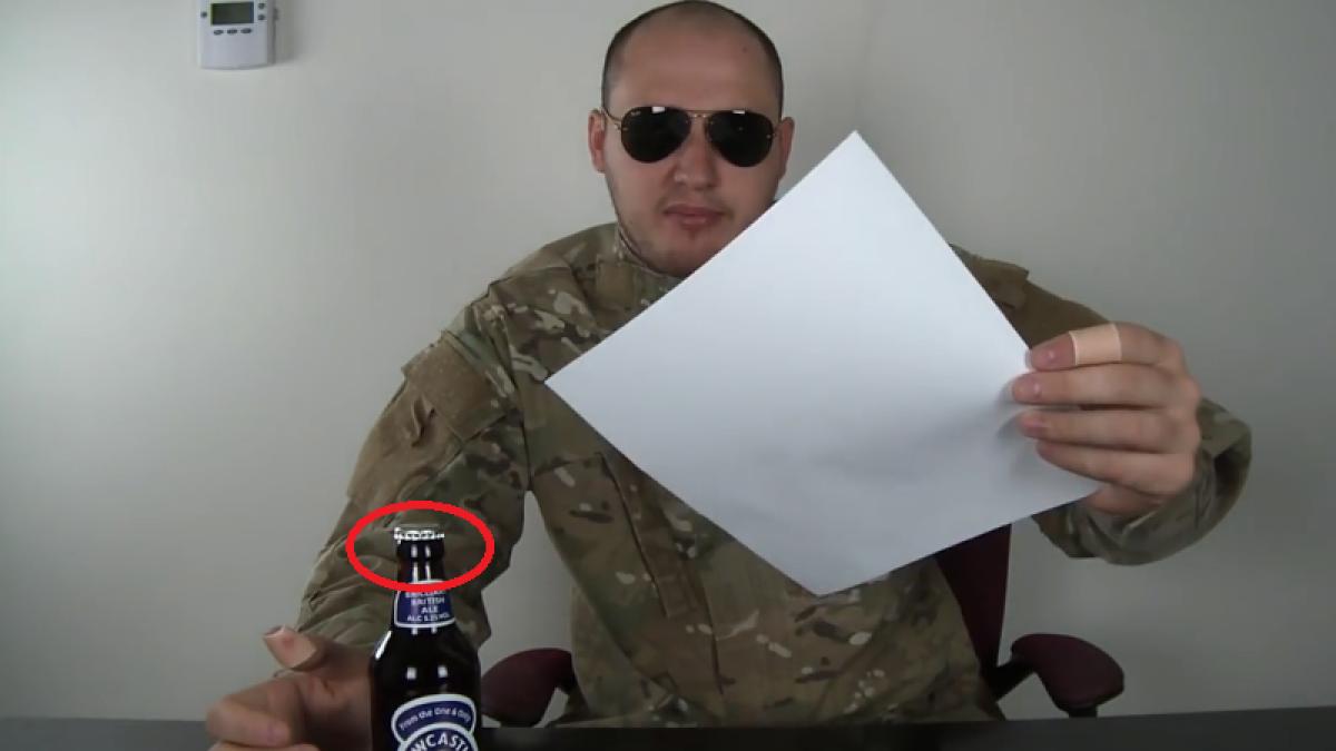 video cum sa desfaci o sticla de bere cu o coala de hartie