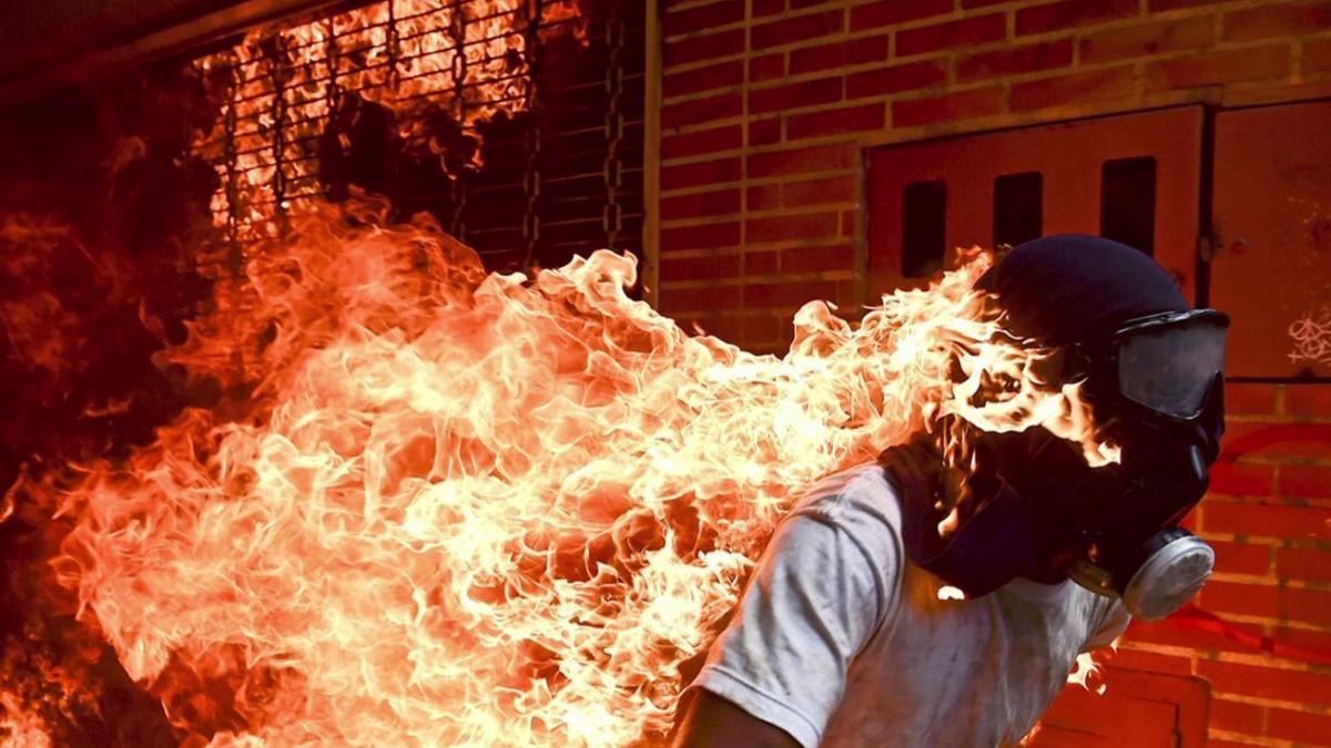cea mai spectaculoasa fotografie din lume un protestatar in flacari a fost surprins de camerele foto