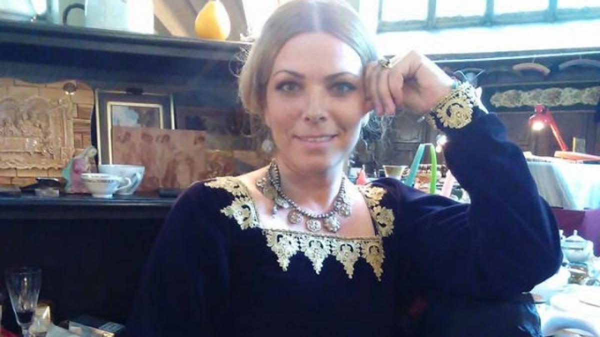 o cantareata de la noi a amenintat o femeie cu o foarfeca zicea incontinuu ca ma omoara ca nu scap