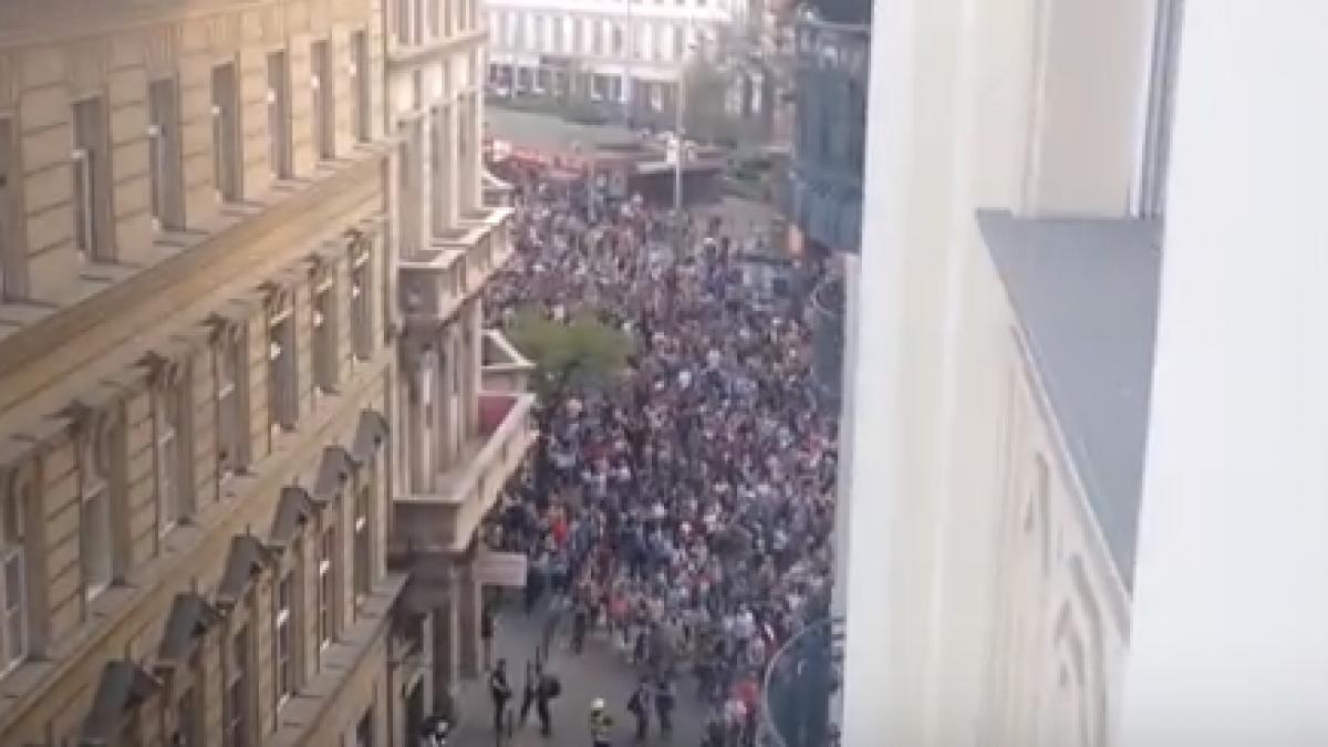 proteste de amploare la budapesta zeci de mii de persoane au iesit in strada