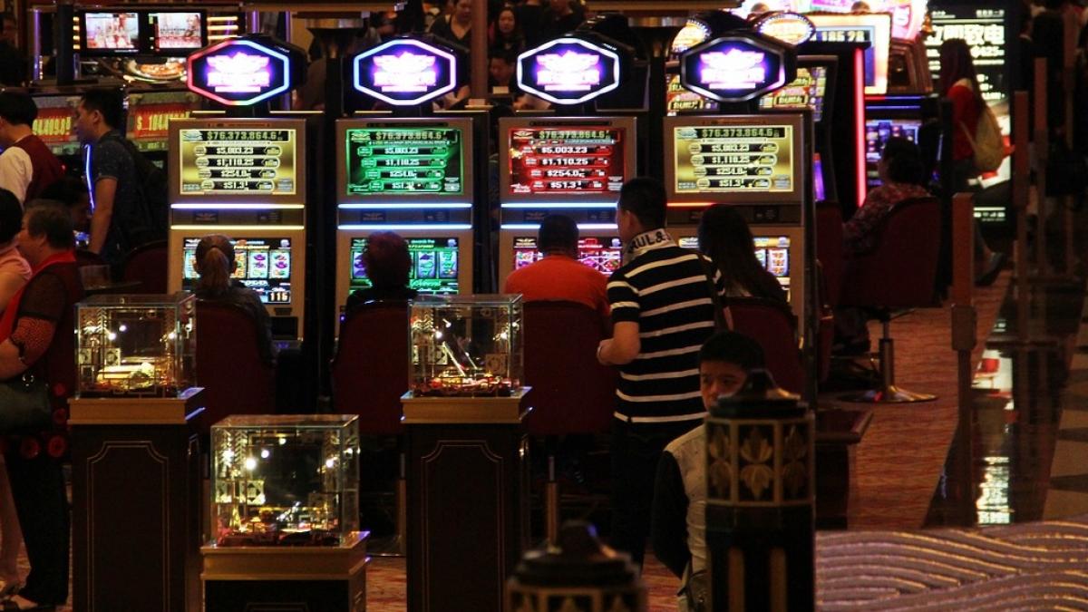 i a amenintat cu sabia pe angajatii unui cazinou dupa ce si a pierdut banii la pacanele ce a patit