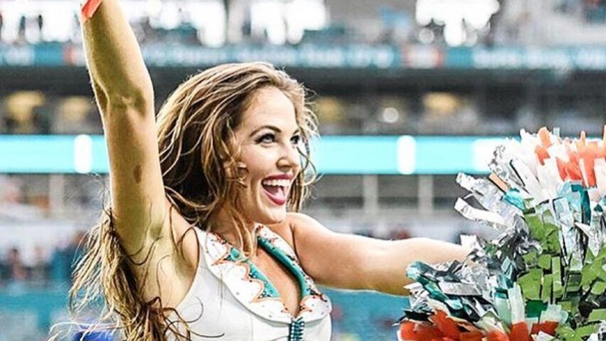 Majoreta unei importante echipe de fotbal a fost hărțuită, după ce s-a aflat marele său secret