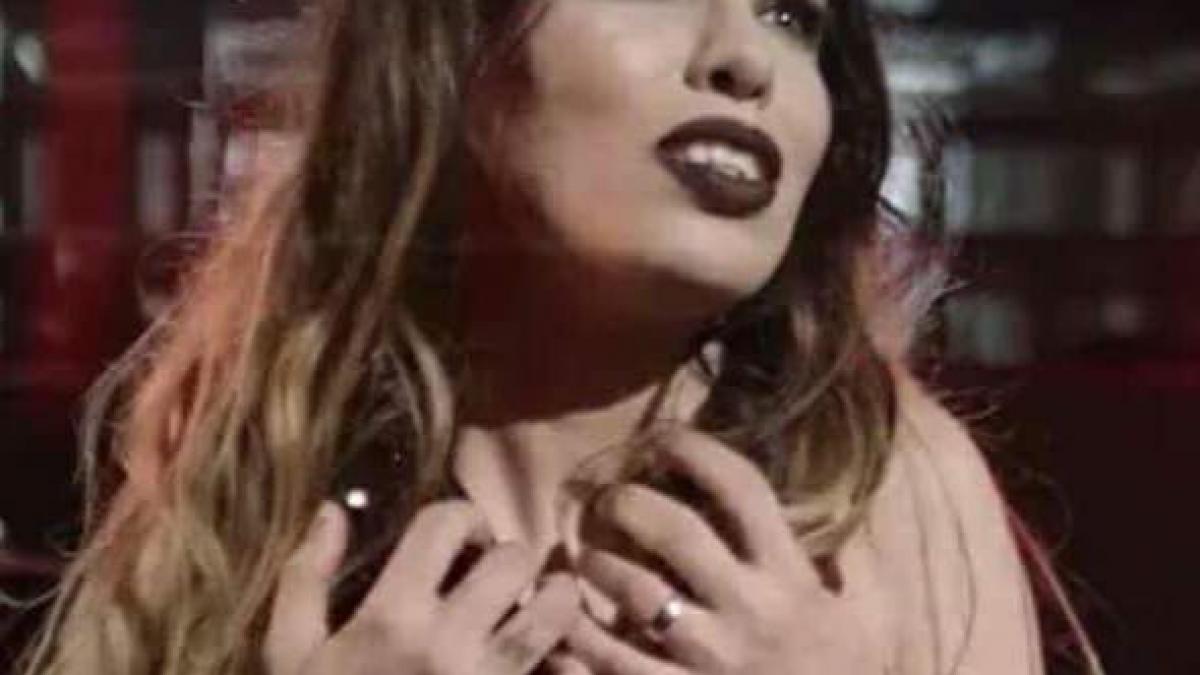 o artista de la noi s a gandit la sinucidere daca tot sunt naspa si urata si netalentata n ar fi