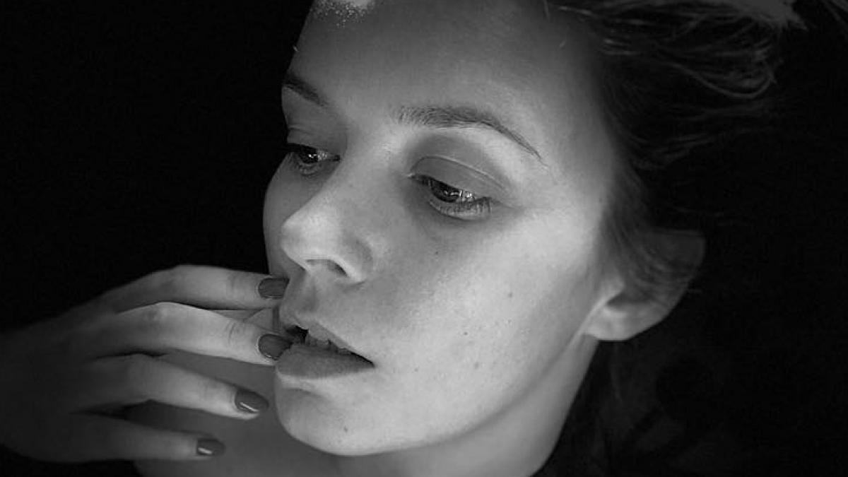 o blonda de la noi recunoaste ca a fost in depresie am dormit pe jos in baie foarte multe nopti ma