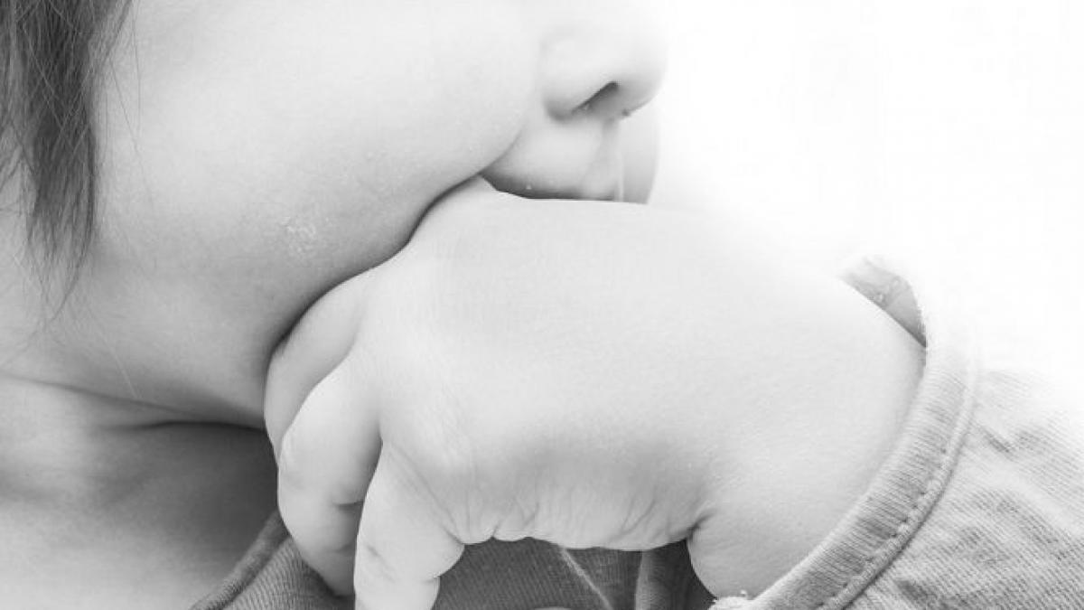 tragedie in suceava un copil de trei ani a murit sufocat cu o bucata de polistiren la cativa pasi