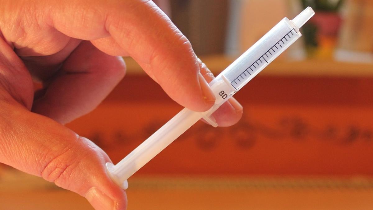 alerta in caransebes mai multi clienti dintr un supermarket au fost atacati de o femeie cu o seringa