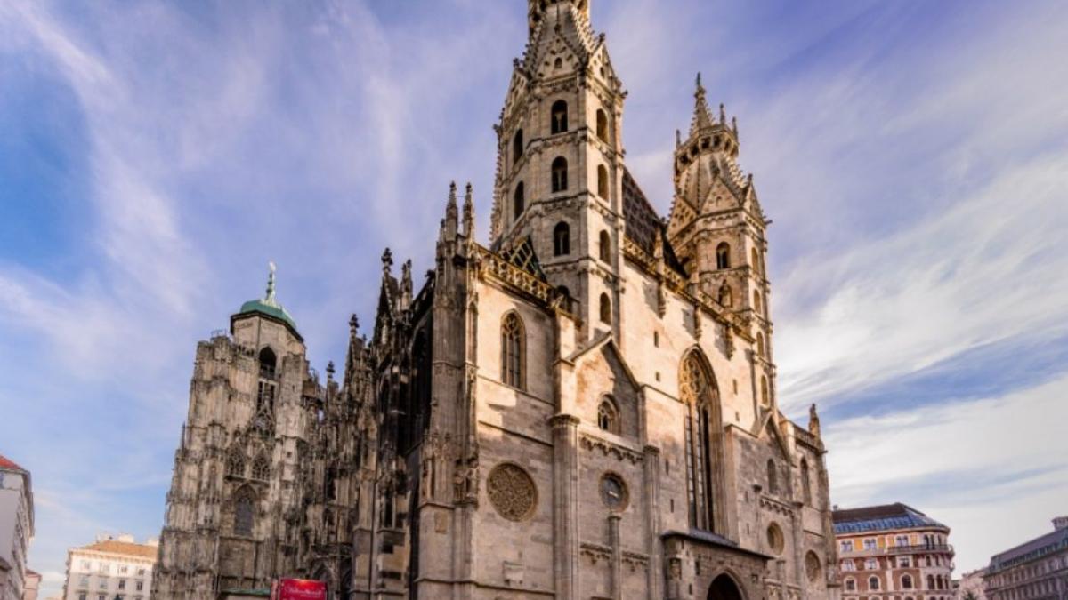 mic dejun la vatican sau shopping autentic intr un bazar marocan