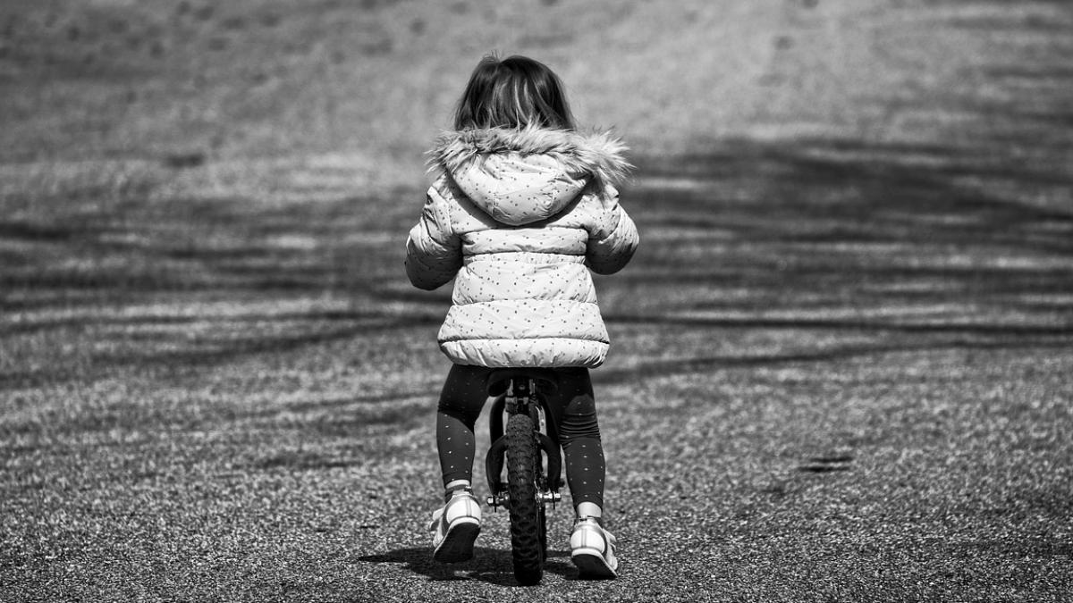 o echipa de muncitori incepuse sa constuiasca langa locuinta unei familii fetita de cinci ani a