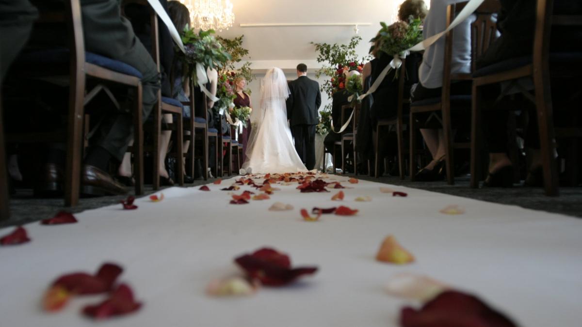 o femeie de 72 de ani s a casatorit cu un tanar in varsta de 19 ani ce a declarat barbatul dupa