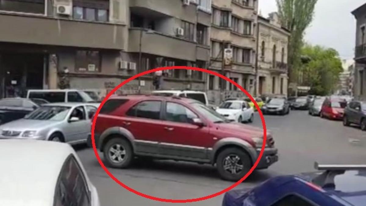 un bucurestean si a parcat masina fix in mijlocul unei intersectii aglomerate ce bilet a lasat in