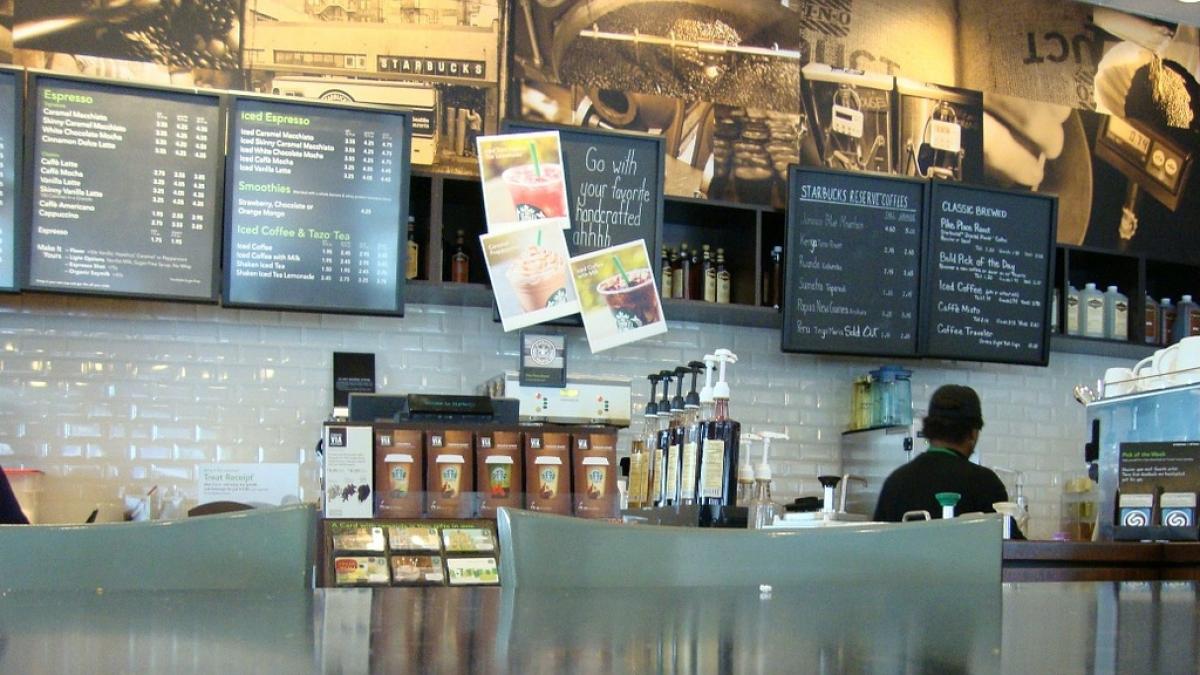 decizie radicala luata de starbucks de ce va inchide compania peste 8000 de cafenele