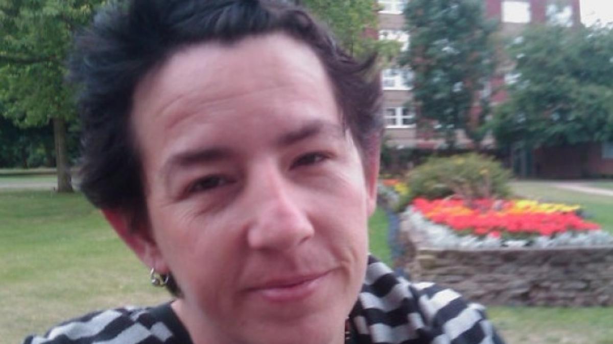 o bunica din marea britanie a atacat cu arbaleta un barbat care a dat buzna peste ea in casa