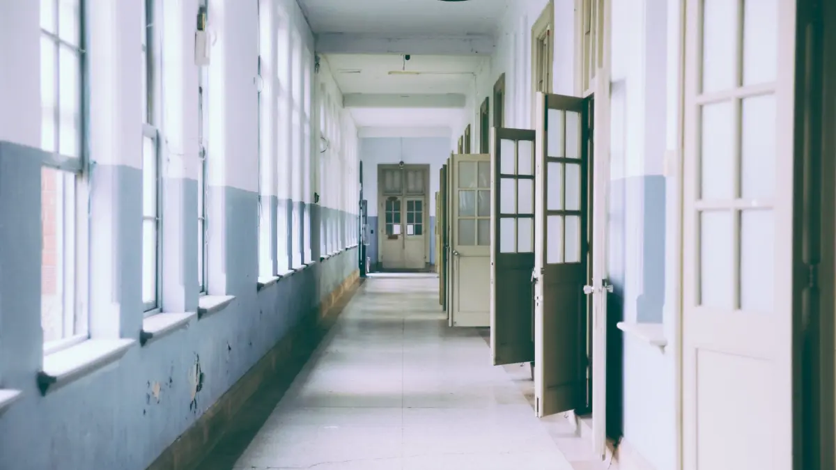 panica intr un liceu o profesoara a fost incendiata si mai multi elevi au fost atacati cu cutitul