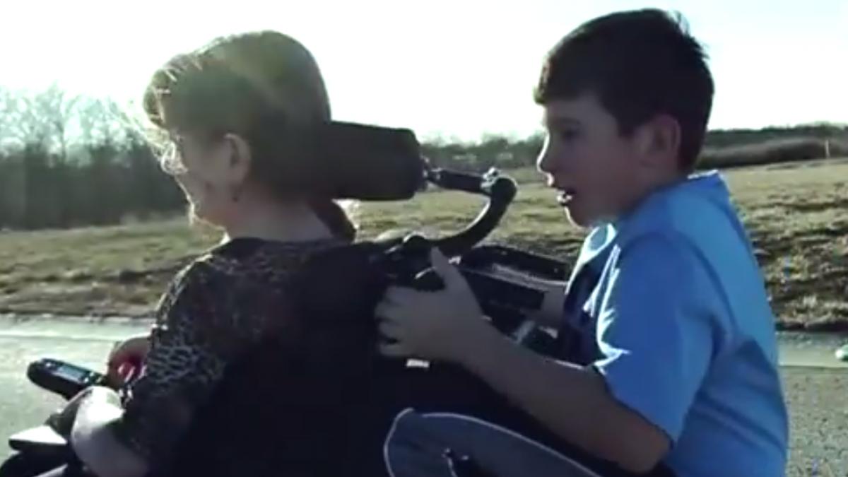 se afla in carucior cu rotile si a marturisit ca nu ar fi putut reusi daca nu ar fi fost fratele