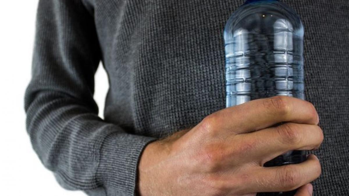 atentie ce ti se intampla atunci cand bei apa din sticle de plastic