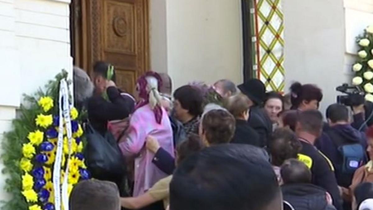 ce a pus anamaria prodan in pachetele date de pomana la inmormantarea mamei sale