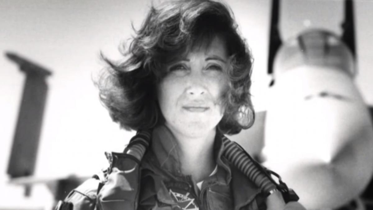 cine este femeia pilot care a adus la sol avionul al carui motor a explodat in aer video