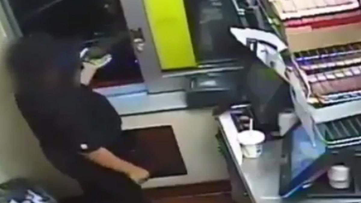 imagini socante intr un restaurant burger king clientul s a apropiat de geam si video