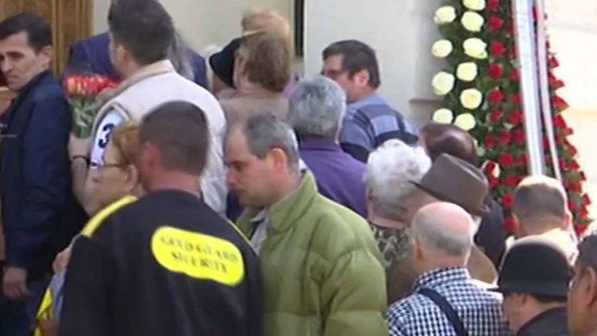 imbranceli la capela unde este depusa ionela prodan ce se intampla acum la cimitirul bellu