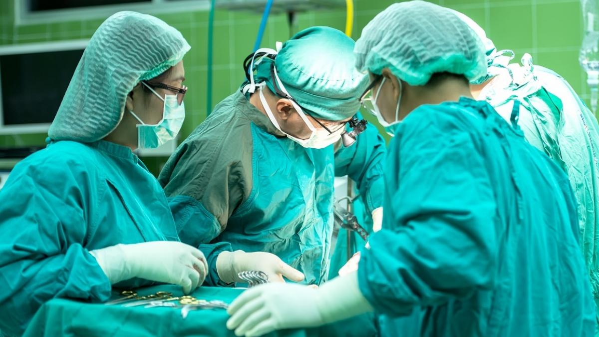 un barbat a primit un rinichi de la un fost coleg de clasa pe care abia il cunostea la 50 de ani