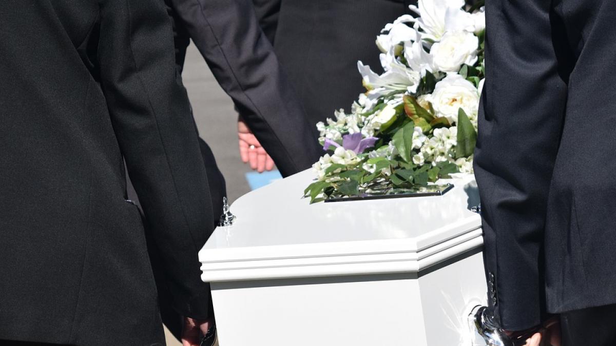 Toată lumea se pregătea de înmormântare! Ce s-a întâmplat când capacul sicriului a început să se mişte