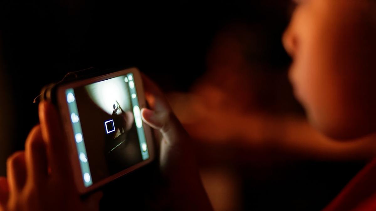 o femeie a incercat sa le dea copiilor sai o lectie si le a confiscat telefoanele si tabletele la