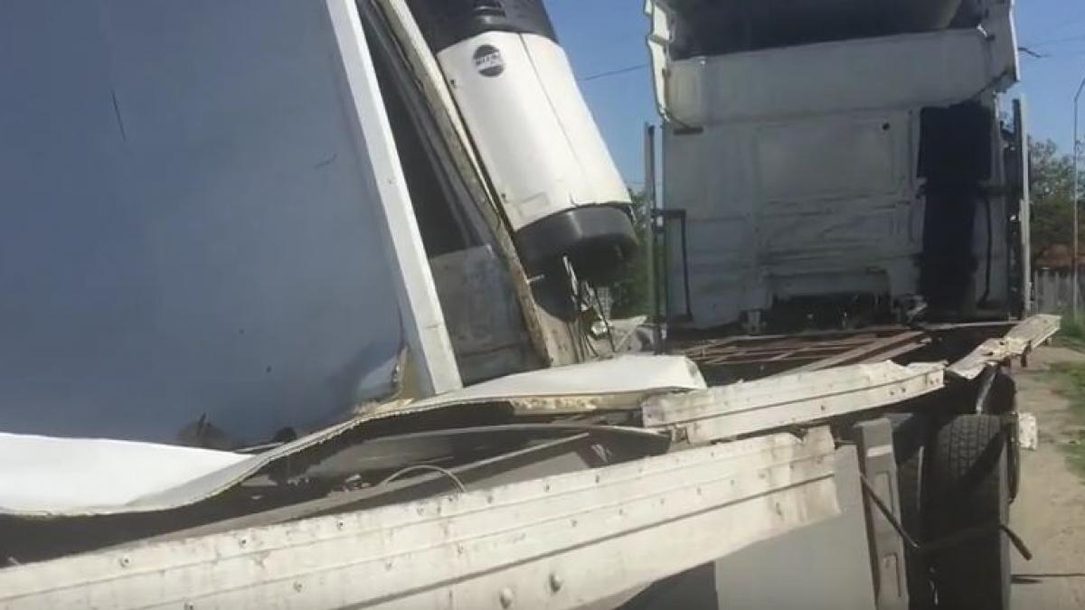 un tren cu 400 de pasageri a lovit un tir intre timisoara si bucuresti video