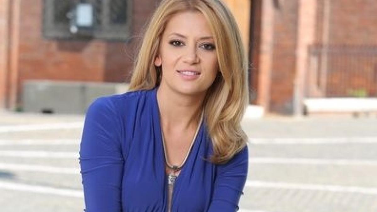 amalia enache impresionata de gestul unei batrane care cersea s a apropiat de fiica mea si i a spus