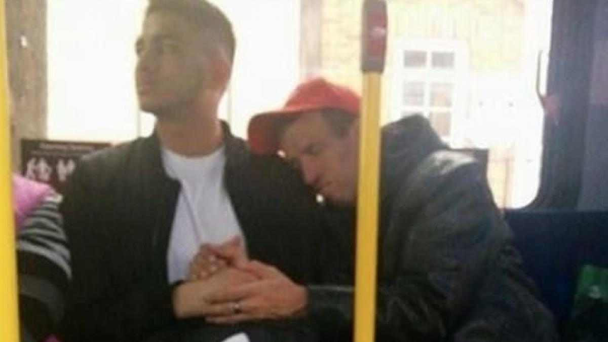se afla in autobuz cand a vazut cum un barbat il apuca de mana pe un tanar necunoscut si isi pune