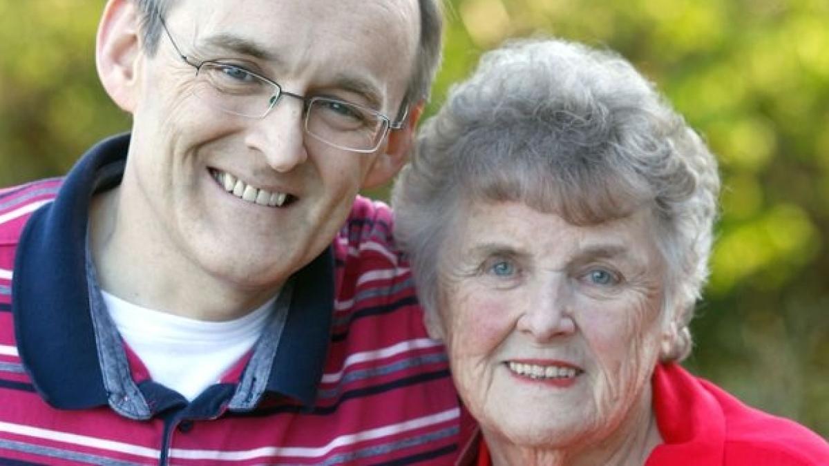 suferea de dementa si ajunsese sa nu si mai recunoasca fiul intr o zi femeia si a revenit ca prin