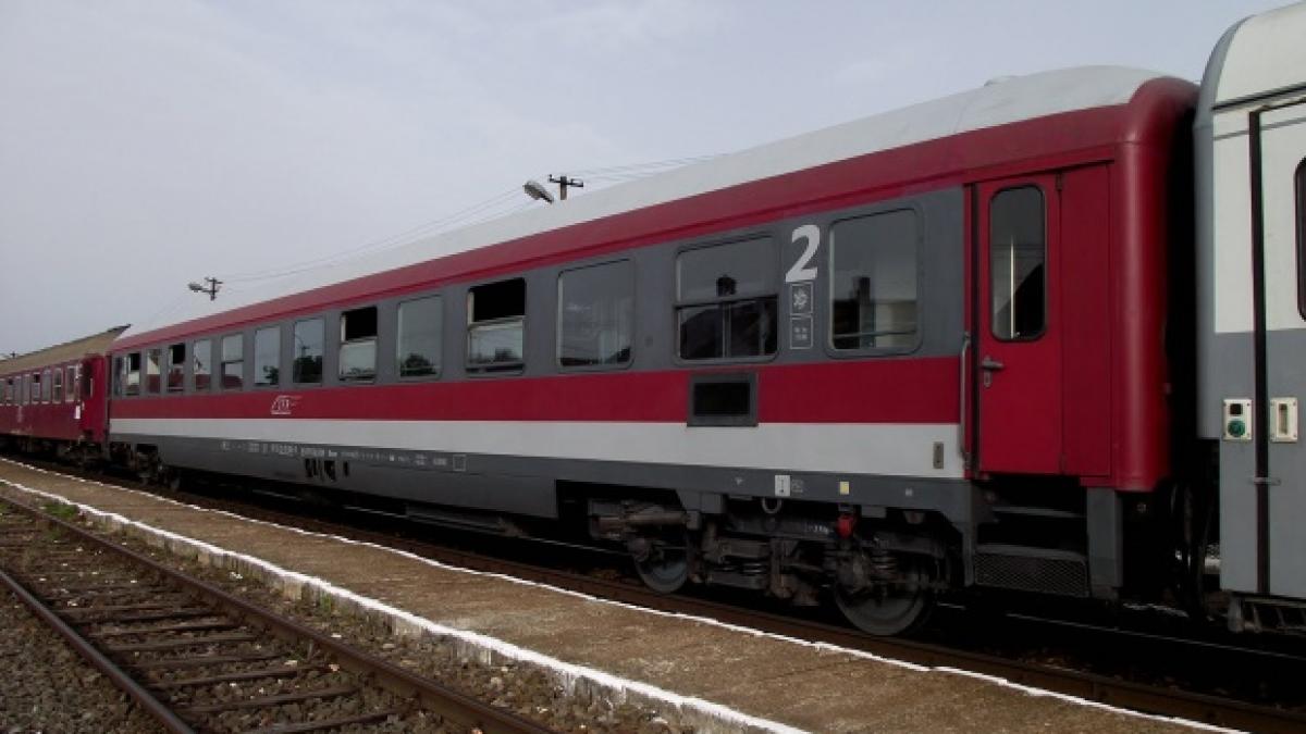 Accident grav în Timiș. Un tren plin cu călători a lovit o maşină