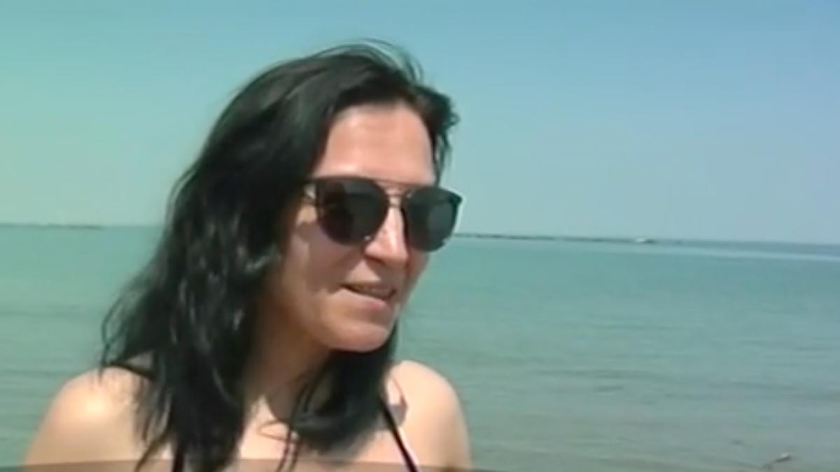 cum a fost surprinsa o tanara la malul marii duminica toti cei care erau pe plaja au scos