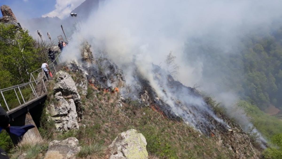incendiu puternic langa cetatea poenari traficul pe transfagarasan este oprit