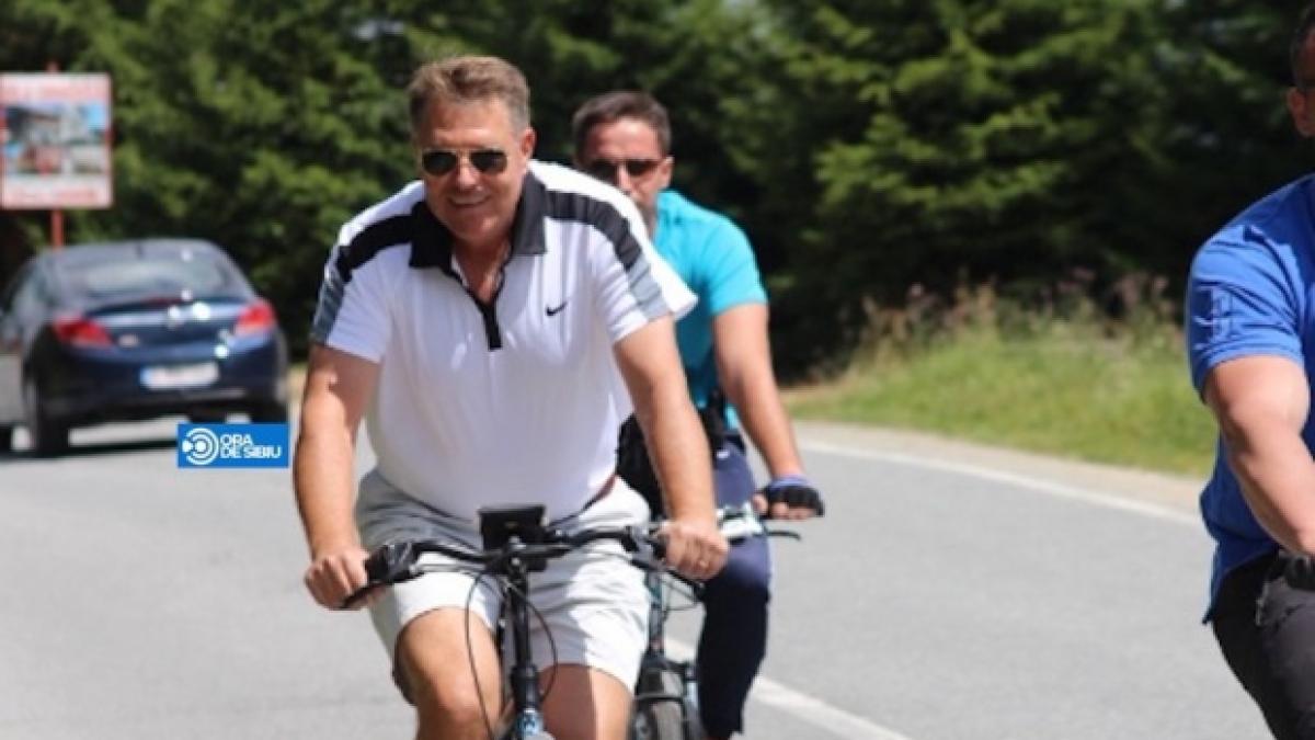iohannis plimbare cu bicicleta prin bucuresti traficul este infernal indiferent de anotimp